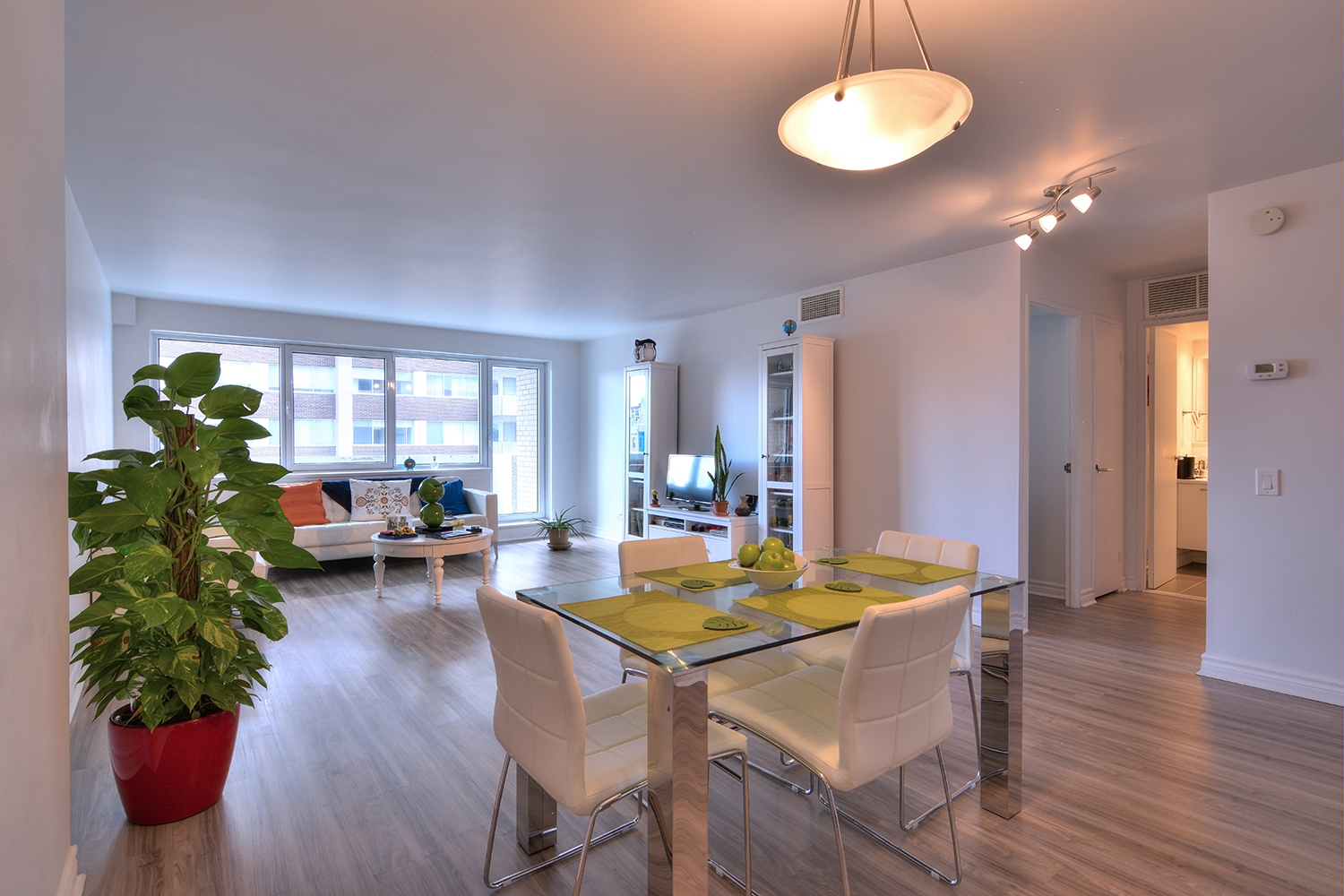 luxurious 1 bedroom Apartments for rent in Montreal (Downtown) at Le Parc - Photo 02 - RentQuebecApartments – L2099