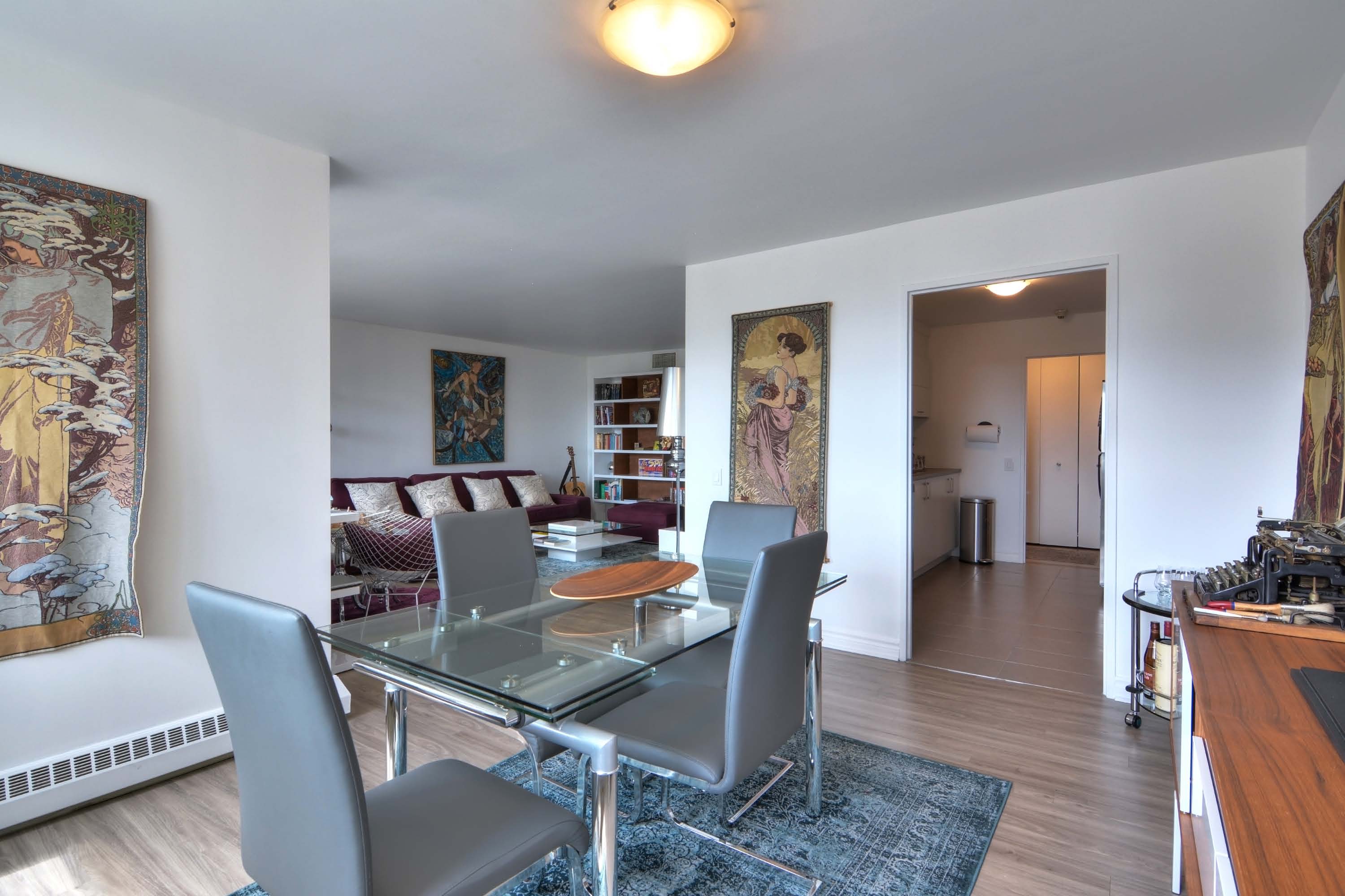 luxurious 2 bedroom Apartments for rent in Montreal (Downtown) at Le Parc - Photo 03 - RentQuebecApartments – L1789