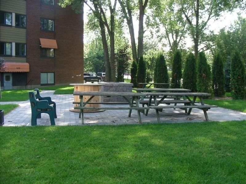 3 bedroom Apartments for rent in Saint-Bruno-de-Montarville at Chateau St-Bruno - Photo 02 - RentQuebecApartments – L9585