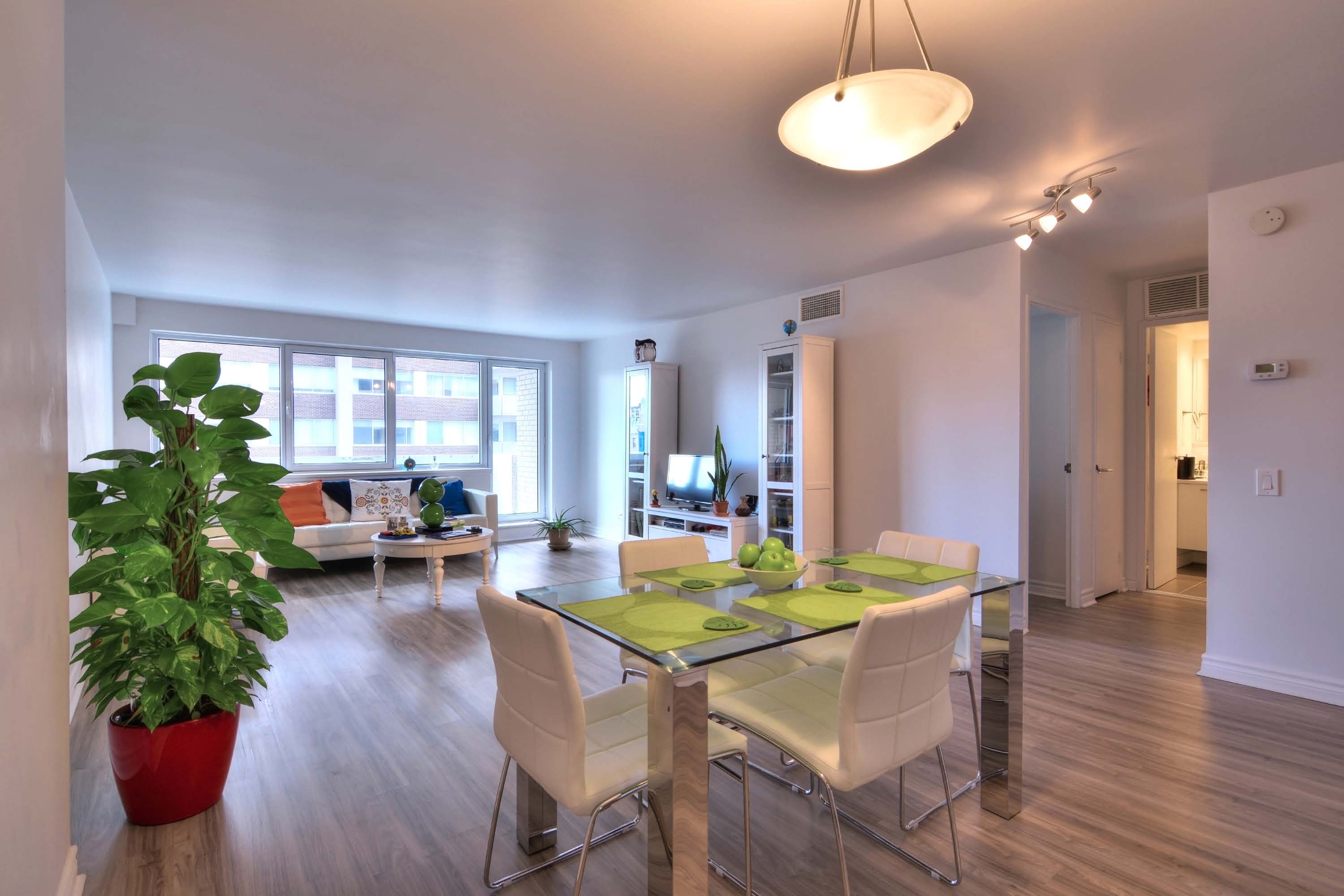 luxurious 2 bedroom Apartments for rent in Montreal (Downtown) at Le Parc - Photo 04 - RentQuebecApartments – L1788