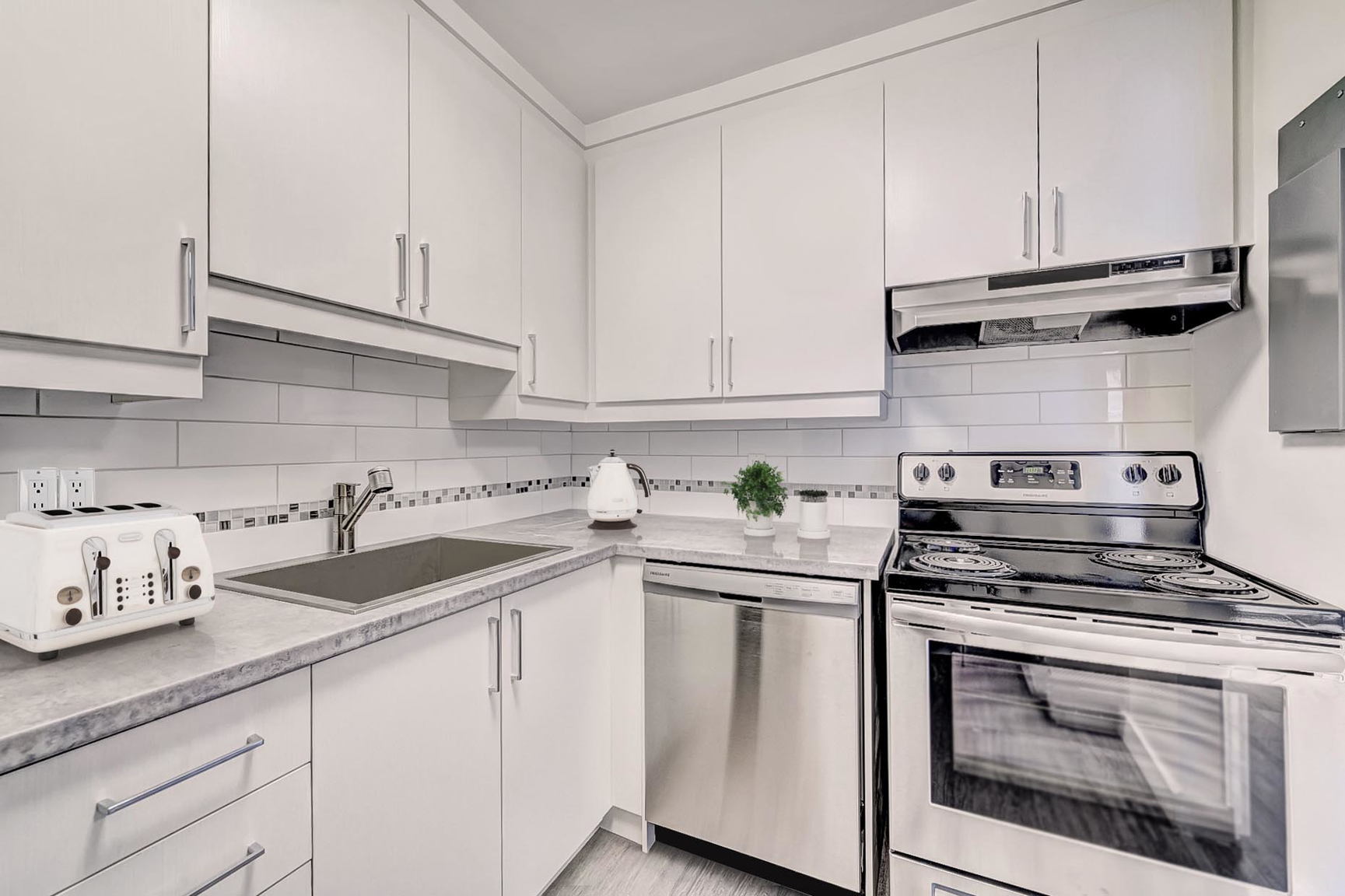 Studio / Bachelor Apartments for rent in Nuns' Island at PH 3 - 3 Walk-up - Photo 02 - RentQuebecApartments – L407170