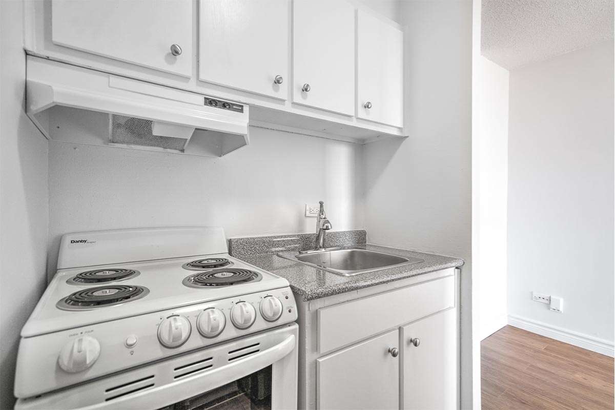 Studio / Bachelor Apartments for rent in Montreal (Downtown) at 1350 du Fort - Photo 02 - RentQuebecApartments – L412153
