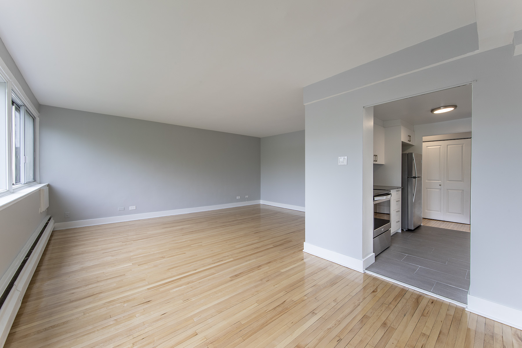 2 bedroom Apartments for rent in Cote-St-Luc at 5765 Cote St-Luc - Photo 02 - RentQuebecApartments – L401533