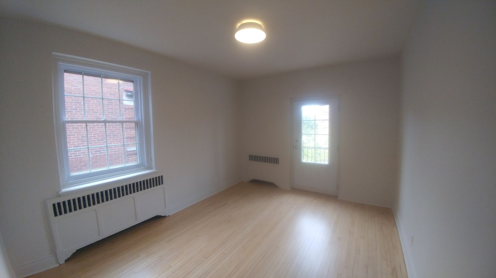 2 bedroom Apartments for rent in Hampstead at 1-2 Ellerdale - Photo 03 - RentQuebecApartments – L9523